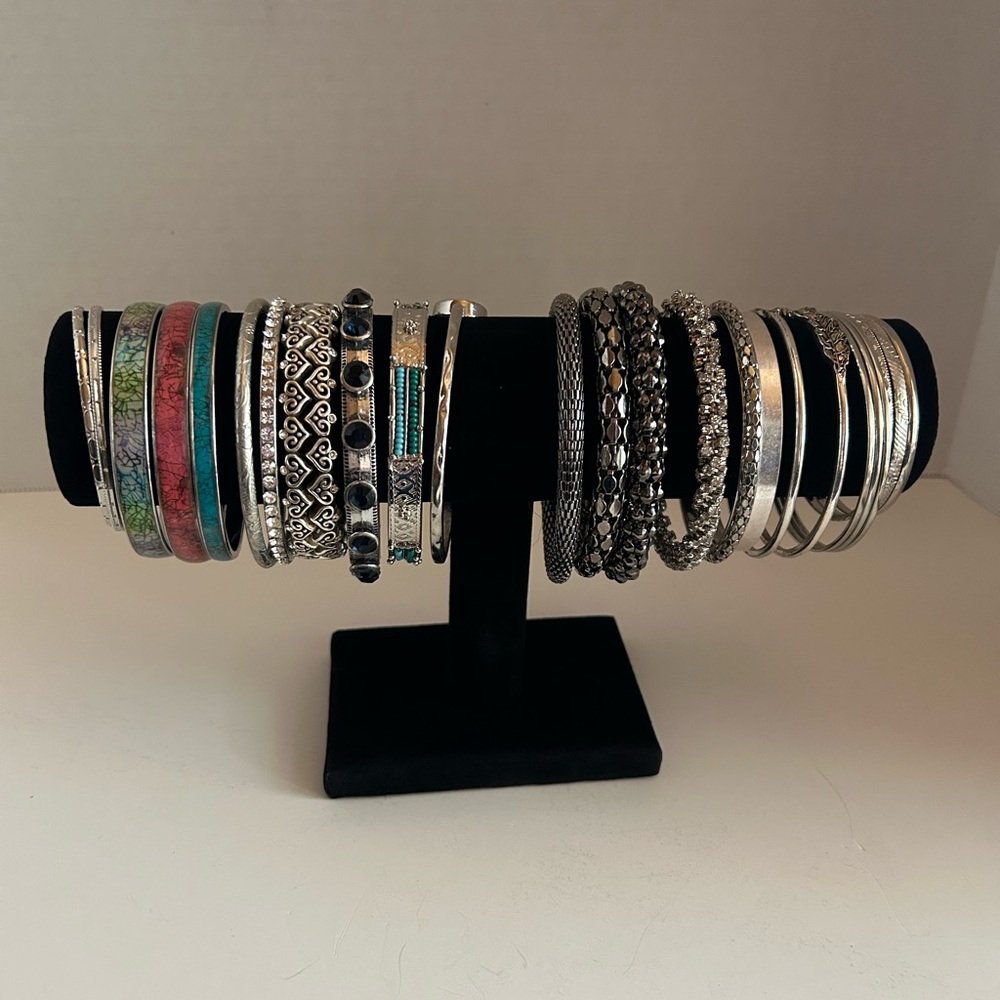 Lot of 25 bangle bracelets. - Picture 2 of 4